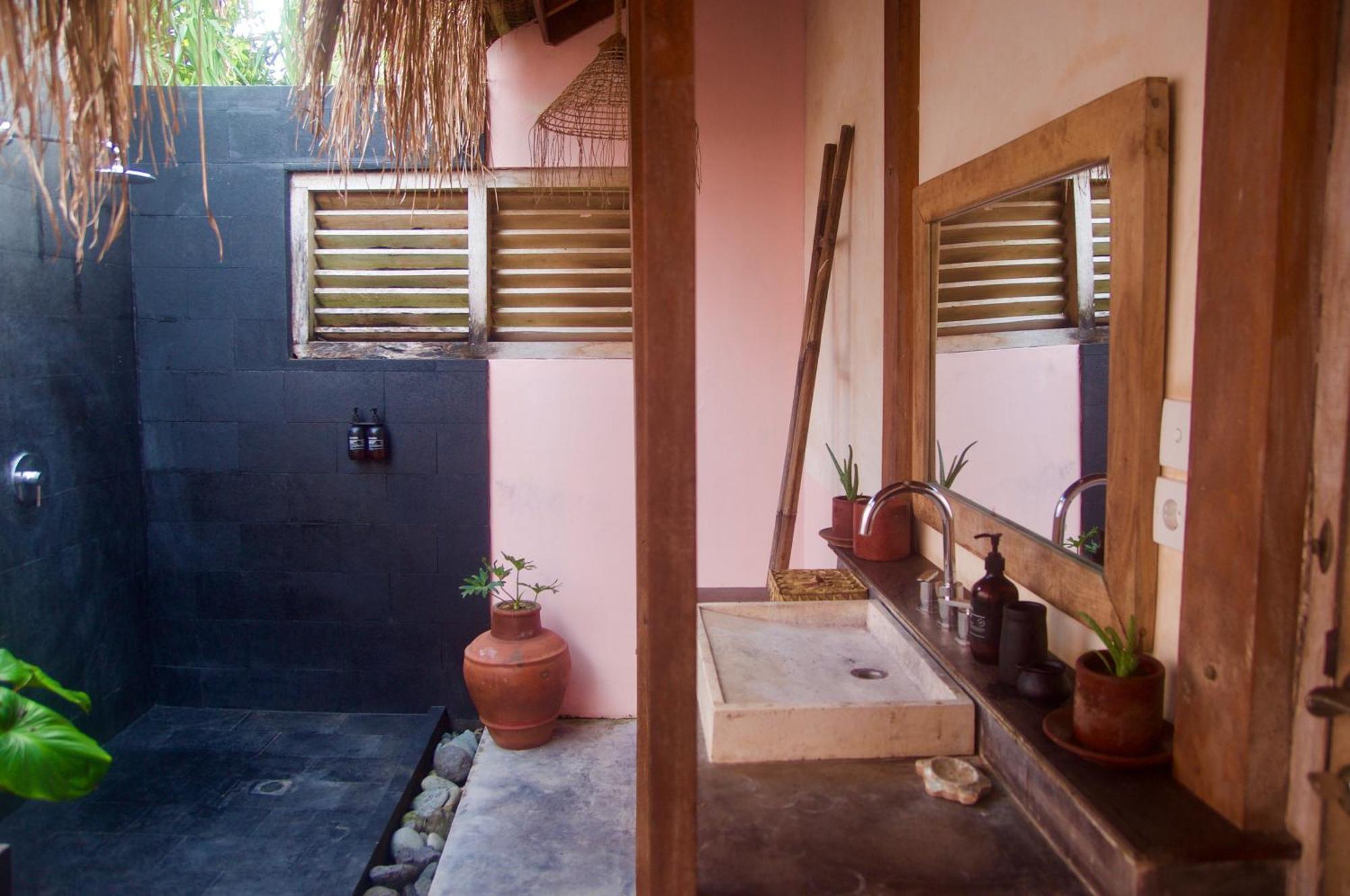 Owa Areguling Lodge *