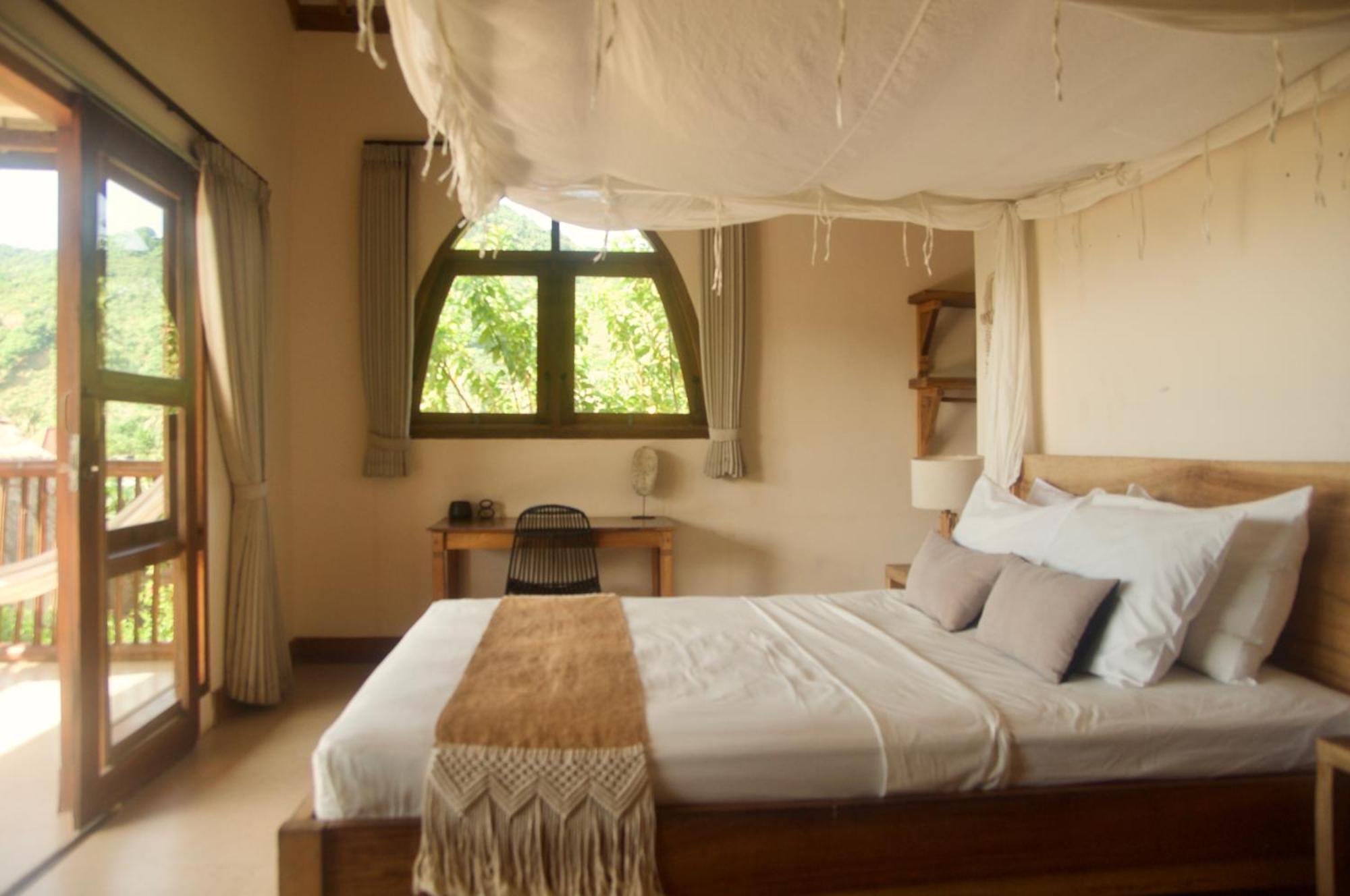 Owa Areguling Kuta (Lombok)